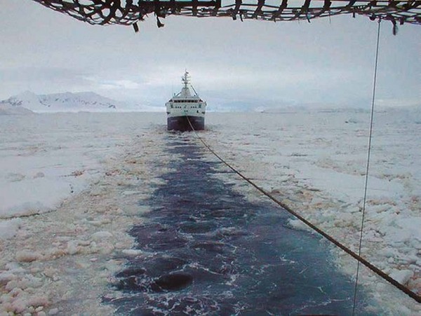 Rescate del crucero Clipper Adventurer por el rompehielos ARA Almirante Irízar